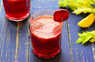 The combination of-products-of-carrot-spinach-and-beet-allows-to improve the circulation of the blood-and-clear-glasses