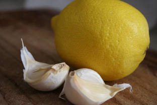 The garlic-lemon juice-the tincture is an excellent auxiliary in the treatment of-the-extensions-of the veins